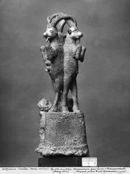 Suporte para copos composto de três íbex, vista traseira, c.1750 aC (bronze e ouro) (ver também 286953)